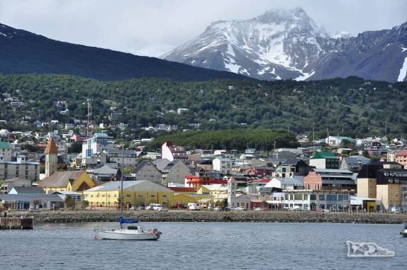 A cidade de Ushuaia, entre as montanhas da Cordilheira Darwin e o Canal de Beagle, no sul da Terra do Fogo, na Argentina